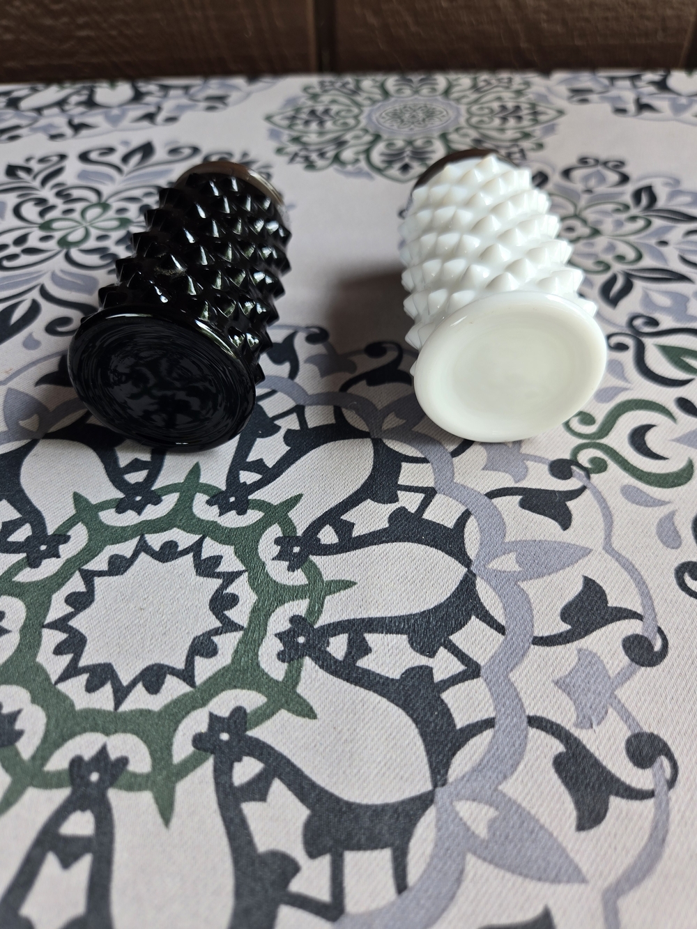 Fenton Set of Black and White Hobnail Salt & Pepper Shakers - Vintage Spiky - Picture 5 of 10